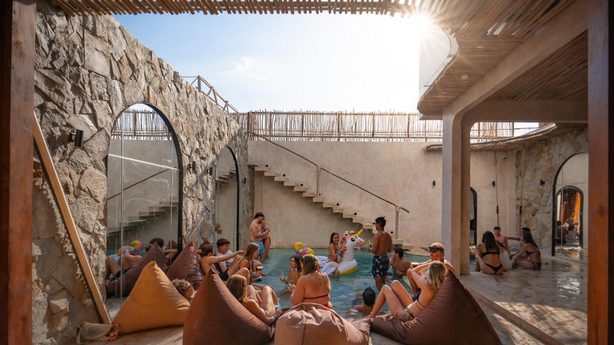 Atlas Gili Party Hostel Gili Trawangan Dış mekan fotoğraf